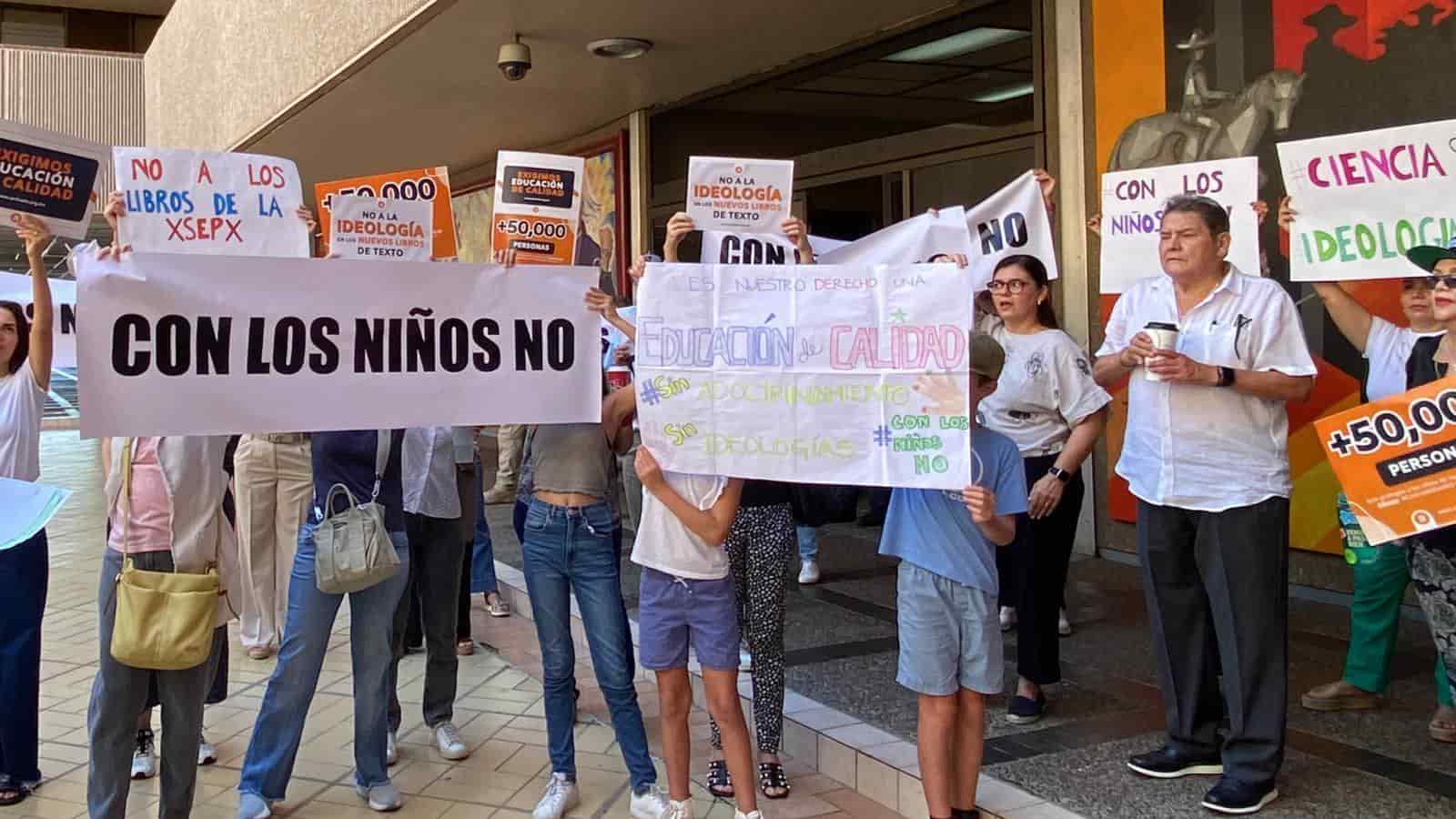 Niños con amparo contra nuevos libros de texto pueden dejar usarlos: SEPyC