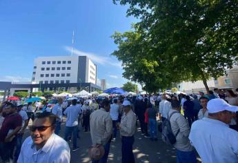 Universitarios salen a las calles en Sinaloa y se plantan afuera de la Fiscalía, en Culiacán