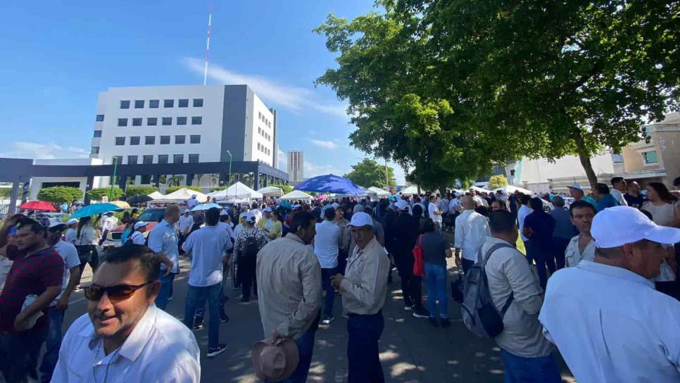 Universitarios salen a las calles en Sinaloa y se plantan afuera de la Fiscalía, en Culiacán