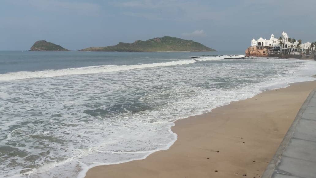 Mazatlán cuenta con playas muy bonitas, pero igual de peligrosas.