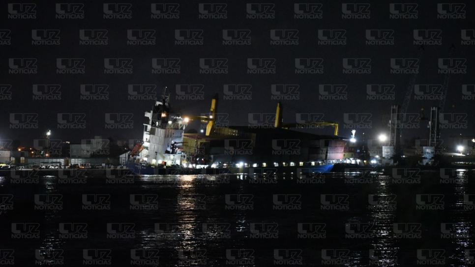 Se hunde barco carguero en Mazatlán; una mala maniobra provocó ingreso de agua