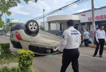 Camioneta termina volcada tras chocar frente al Issste en Mazatlán