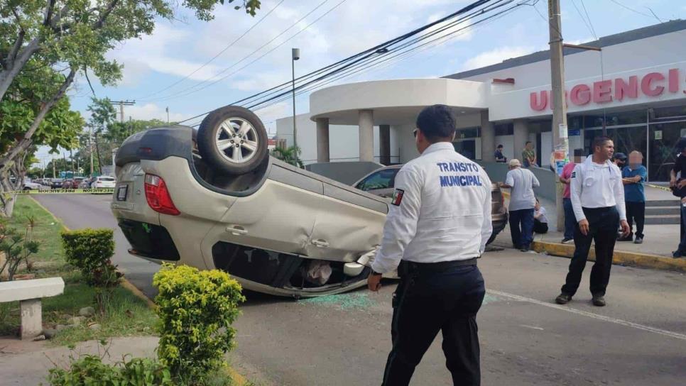 Camioneta termina volcada tras chocar frente al Issste en Mazatlán