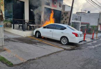 Un auto se incendia a un costado del ISSSTE en Culiacán