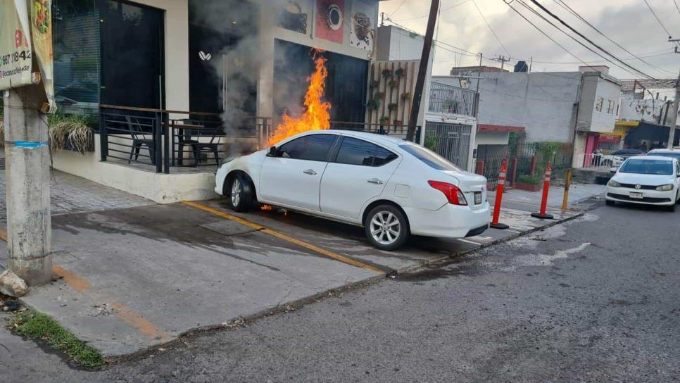 Un auto se incendia a un costado del ISSSTE en Culiacán