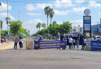 Manifestantes de la UAS bloquean crucero del bulevar López Mateos y Juan de Dios Batiz en Los Mochis