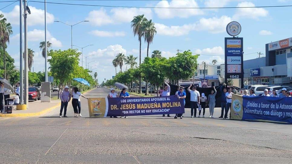 Manifestantes de la UAS bloquean crucero del bulevar López Mateos y Juan de Dios Batiz en Los Mochis