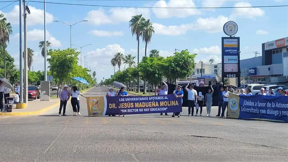 Los trabajadores mostraron su apoyo hacia el rector. FOTO: Luz Noticias