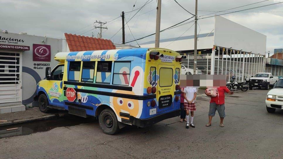 Autobús escolar choca contra un negocio en Mazatlán