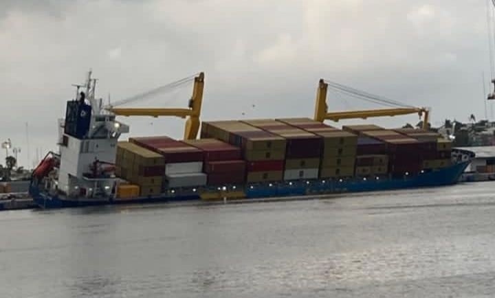 El Chiapas Star, a punto de hundirse en Mazatlán.