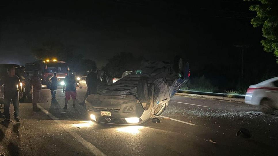 Conductor le saca la vuelta a una motocicleta y termina por volcar en Mazatlán