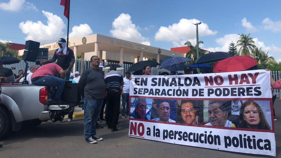 Trabajadores de la UAS se manifiestan en el Congreso; piden no haya persecución política contra el rector 