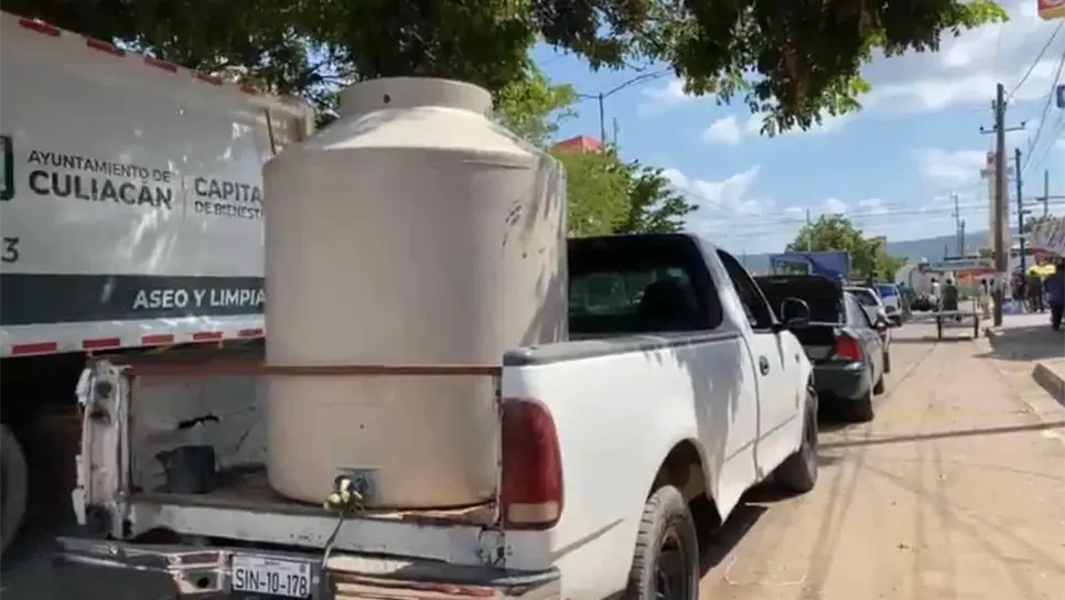 La larga fila de vehículos para abastecerse de agua en Culiacán.