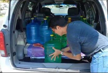 El mejor vecino, Humberto transporta garrafones para abastecer de agua a su colonia en Culiacán