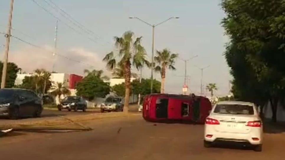 Un conductor termina volcado tras chocar contra un poste por la colonia Santa Fe en Culiacán.