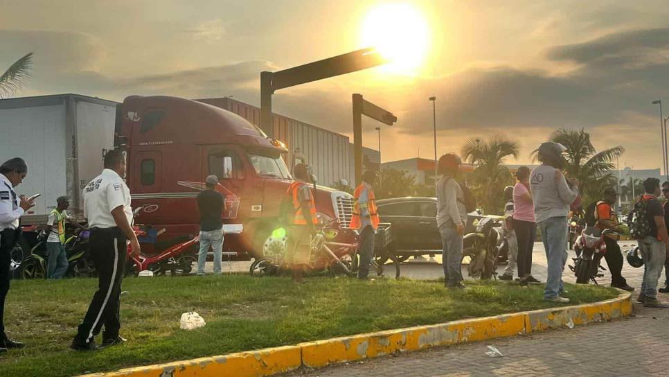 Tráiler arrolla a motociclista en Mazatlán