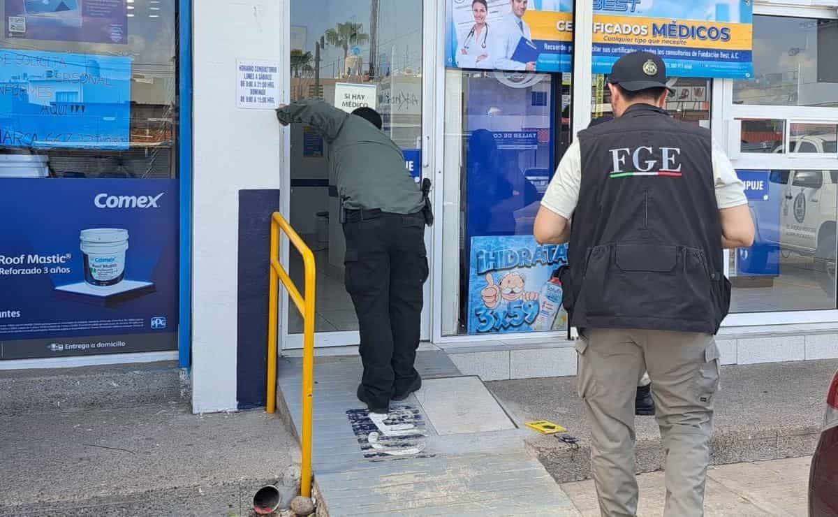Una farmacia al norte de la ciudad de Culiacán sufre daños en cristales tras recibir impactos de bala. FOTO: Luis Ramirez.
