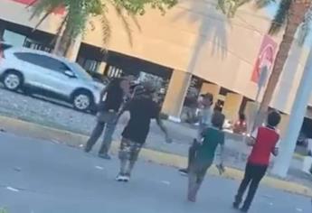 Franeleros se pelean por la plaza para limpiavidrios en Los Mochis | VIDEO