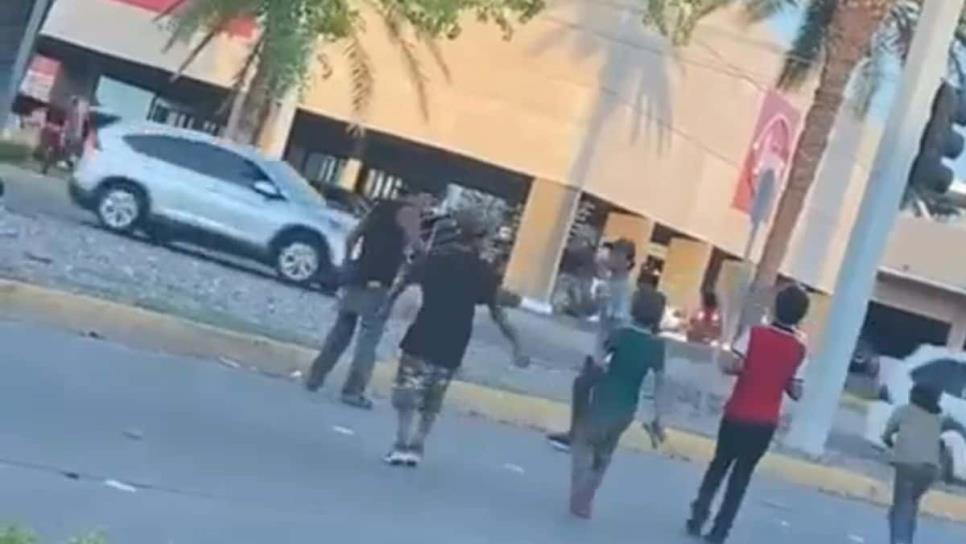 Franeleros se pelean por la plaza para limpiavidrios en Los Mochis | VIDEO