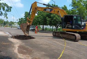 Se abre socavón en eje Federalismo, en Culiacán