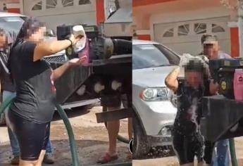 Con todo y champú, mujer se baña en pipas en Culiacán