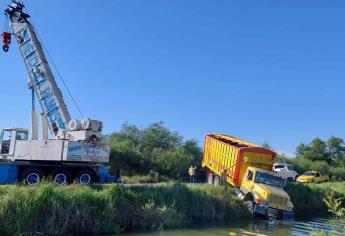 Torton termina a punto de caer al canal Lateral 18, en Ahome