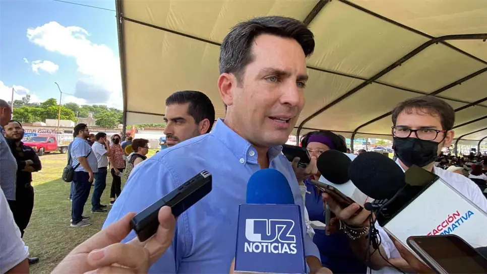 Javier Gaxiola Coppel atendiendo a Luz Noticias. FOTO: Luz Noticias
