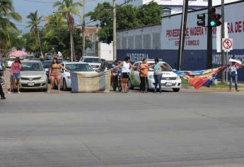 Padres de familia bloquean avenida por falta de energía eléctrica en kínder de Mazatlán 
