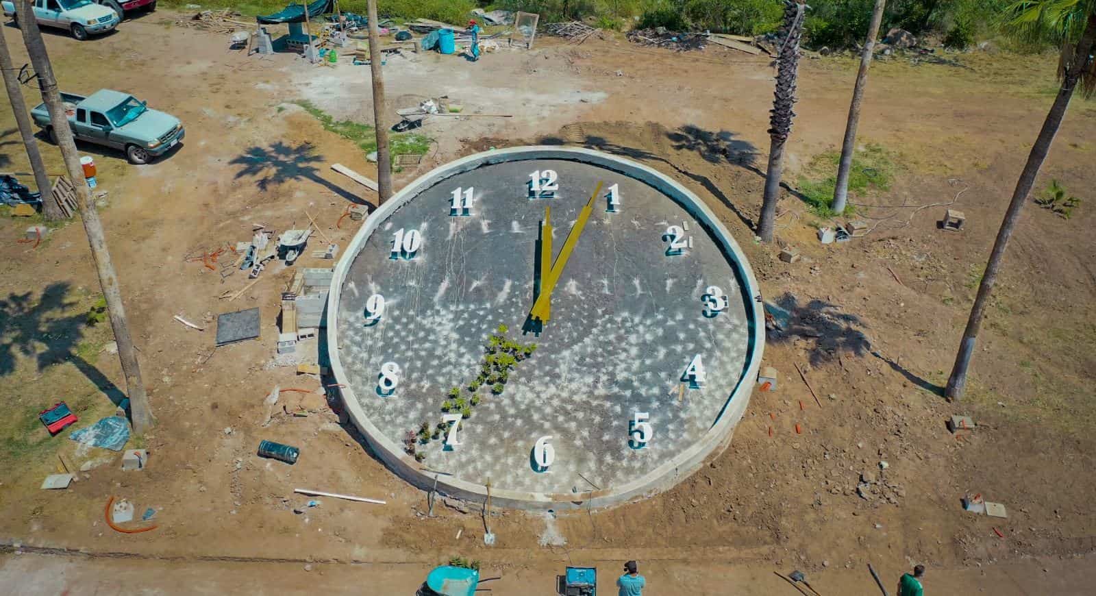 El reloj gigante en construcción.