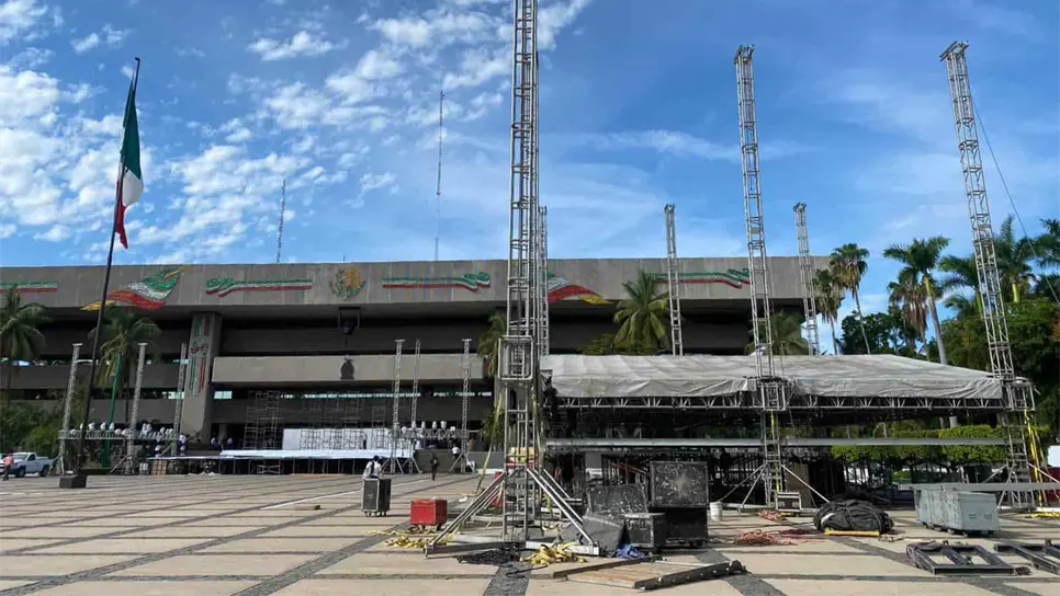 El escenario ya está casi listo para la celebración de la Independencia. FOTO: Heidi Fonseca.