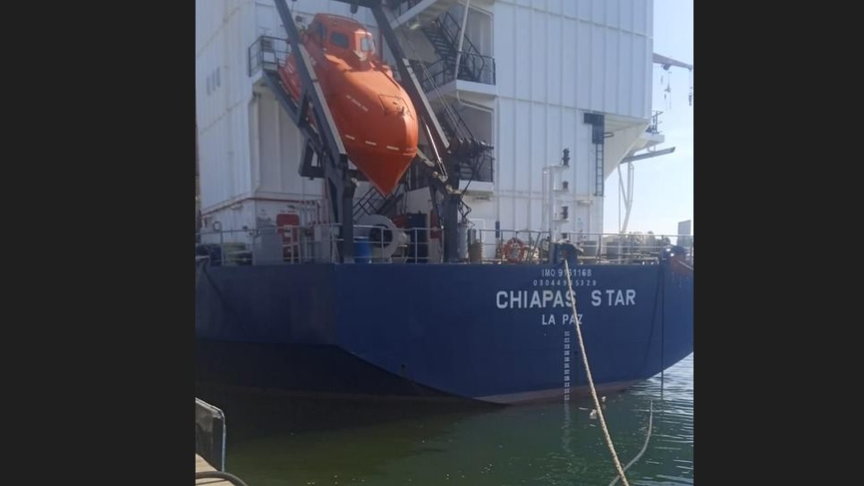 Enderezan buque de carga en Mazatlán, ya no representa peligro
