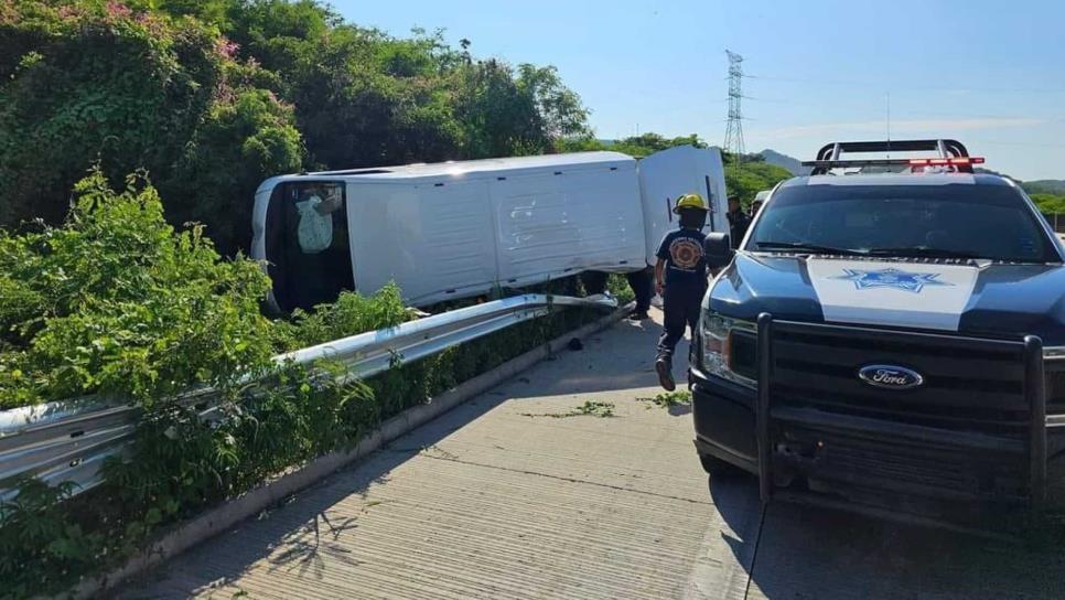 Aparatosa volcadura deja un hombre herido en Mazatlán 