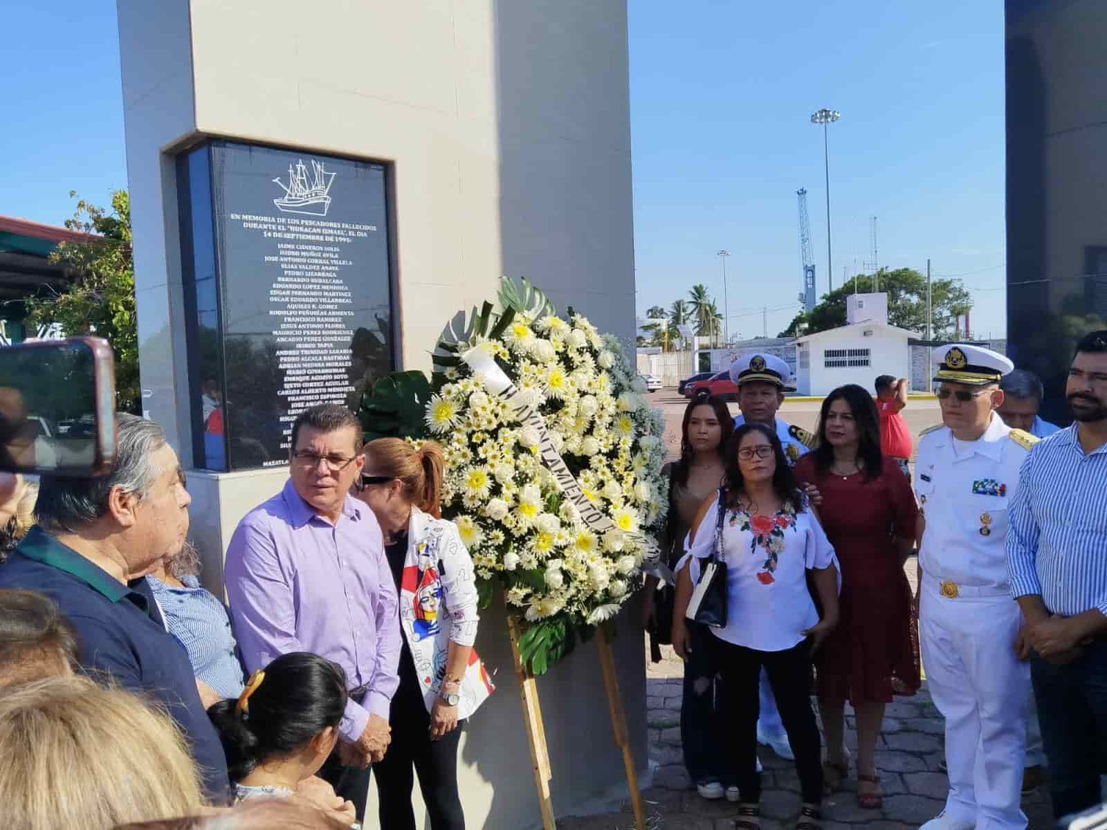 El alcalde encabezando el acto.