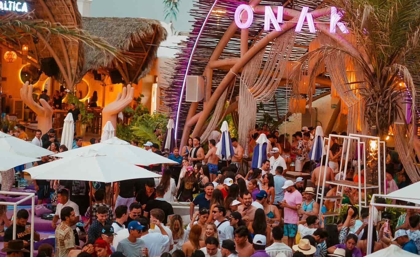 Onaki Beach Club, es una de las opciones a visitar en Mazatlán.