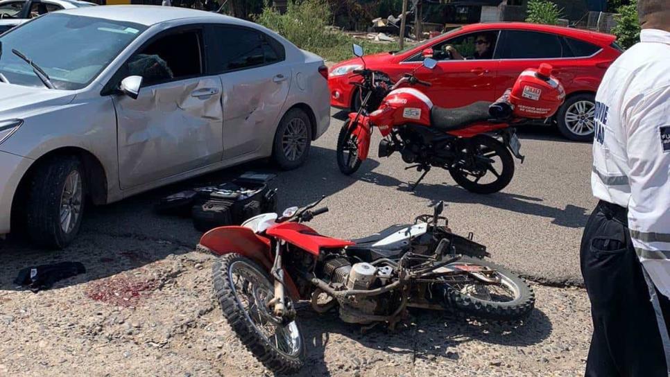 Motociclista choca contra vehículo en Culiacán; resulta lesionado