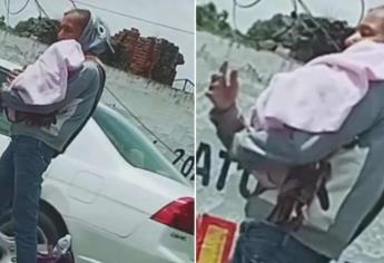 Mujer disfraza a un perro de bebé para recibir más limosna en los semáforos