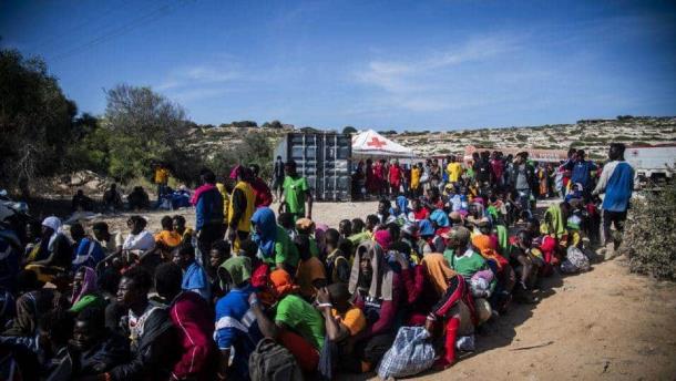 Más de 7 mil migrantes africanos abarrotan una isla italiana