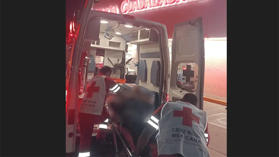 El joven herido fue trasladado a un hospital. FOTO: Cortesía.