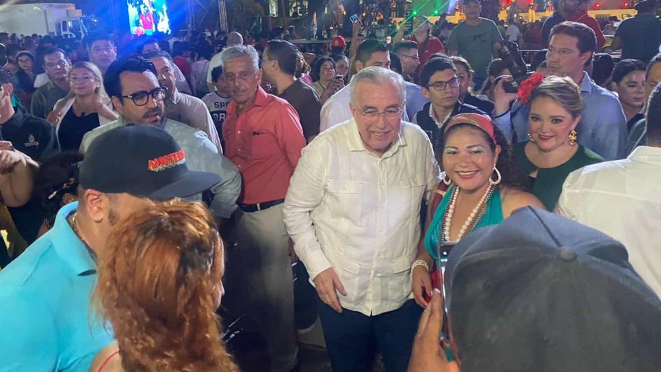 Rocha Moya saluda a los culiacanenses en la fiesta del Grito de Independencia