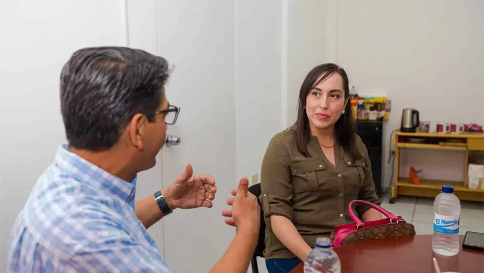 Gretel Valenzuela Murguía con el alcalde de Guasave, Martín Ahumada.