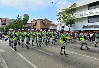 Desfilan en conmemoración del 213 Aniversario de la Independencia de México, en Culiacán