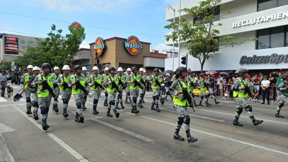 Desfilan en conmemoración del 213 Aniversario de la Independencia de México, en Culiacán