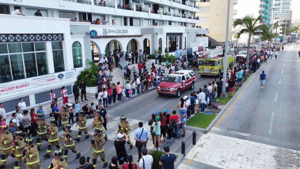 Mazatlán marcha por la independencia; celebran con desfile patrio