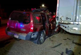 Camioneta choca contra tres carros estacionados en Guasave; una joven murió al instante