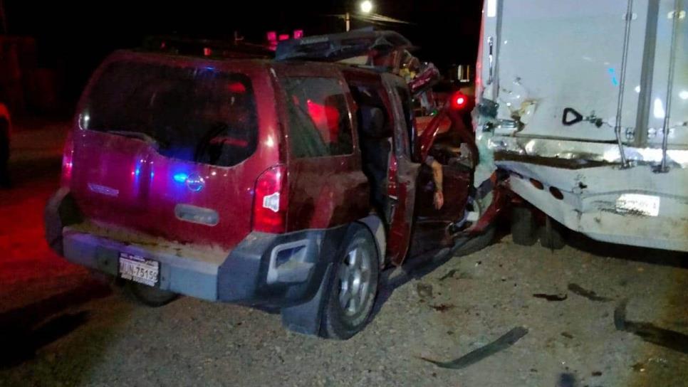 Camioneta choca contra tres carros estacionados en Guasave; una joven murió al instante