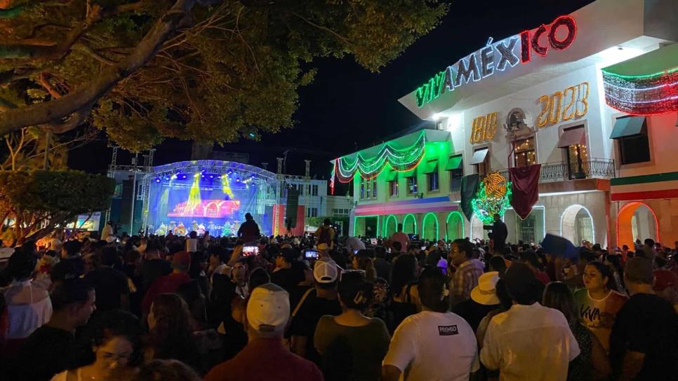 Acompañado de miles de asistentes, Édgar González da el Grito de Independencia en Mazatlán