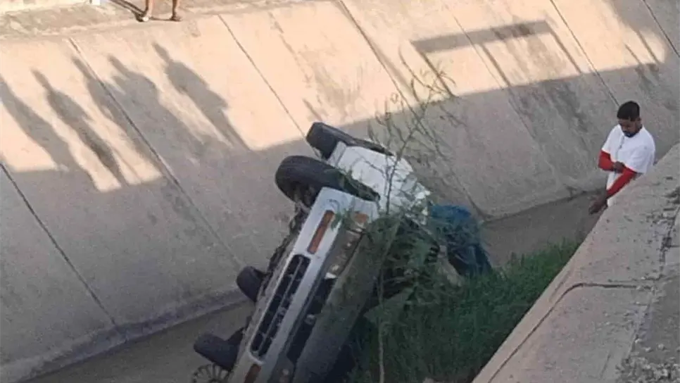 El vehículo terminó volcado en un canal de Mazatlán. FOTO: Cortesía.