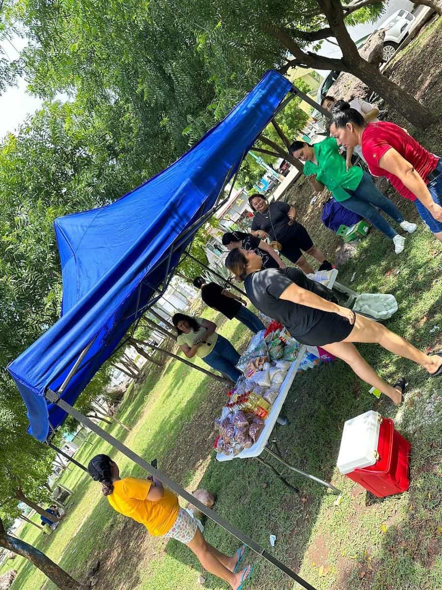 Vecinos de Alturas del Sur estuvieron en el parque de la colonia recaudando los víveres. FOTO: Cortesía.