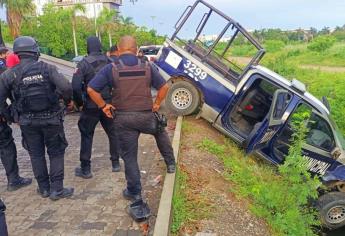 Patrulla de la Policía Municipal se va al fondo de un canal en Mazatlán 