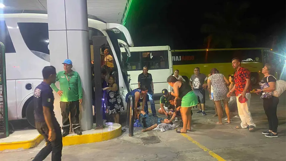 Los turistas de Durango tuvieron que ser trasladados a un hospital de Mazatlán. FOTO: Dilan Gómez.